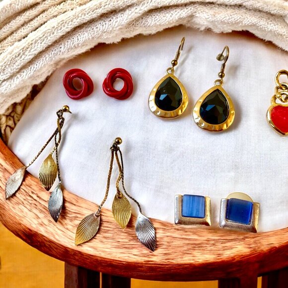 Lot of 8 Pair Pierced Earrings Vintage Retro Fashion Dangle Enamel Studs Hoop - Picture 2 of 4